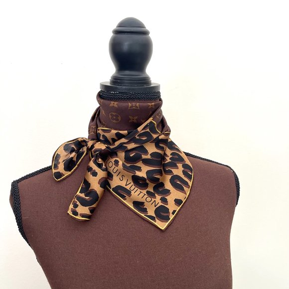 New Louis Vuitton Iconic Scarf Monogram Leopard Animal Print Silk Satin Scarf - Picture 14 of 16